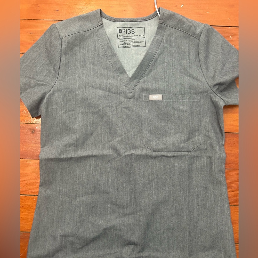 Figs scrub top